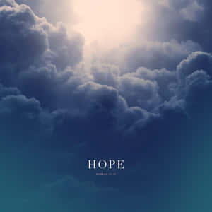 烏雲散開，露出陽光，帶有希望一詞和羅馬書15:13。 — 湖泊 壁紙