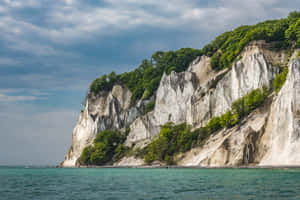 白色懸崖，綠樹成蔭，俯瞰碧綠大海，天空多雲 — 自然風景動圖 壁紙