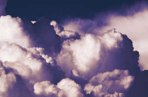 戲劇性的紫色和白色雲朵在陰暗的天空中旋轉。 — 雲朵 GIF 壁紙