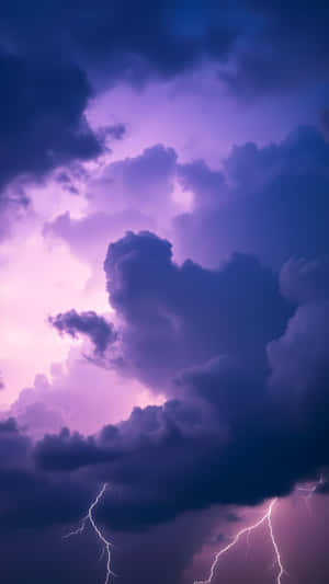 被明亮閃電照亮的紫色暴風雲 — 1440x2560 壁紙