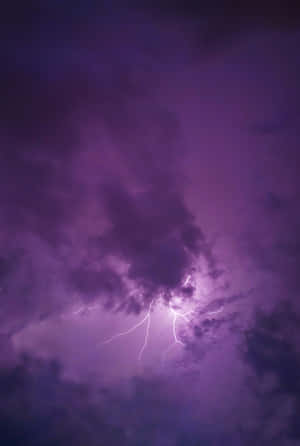 紫色暴風雲層中明亮的閃電劈下。 — 閃電麥坤 壁紙