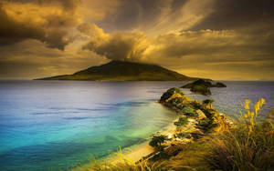 金色日落時分，火山島上的海岸度假村，碧綠的海水。 — 菲律賓 壁紙