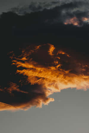 火熱的橙色雲彩在黑暗的天空中發光。 — 雲朵 壁紙