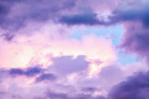 柔和的紫色和粉色雲朵在暮色天空中飄移。 — 藍色美學電腦 壁紙