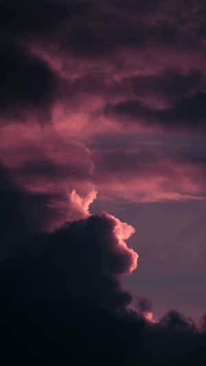 黃昏時分暴風雨的天空中戲劇性的紫色和粉紅色雲彩。 — 雲朵 GIF 壁紙