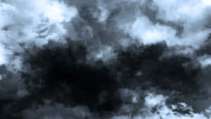 濃密的暗色風暴雲與明亮的白色雲朵在陰沉天空中形成對比。 — 閃電 壁紙