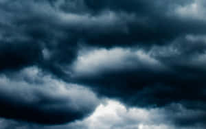 黑暗暴風雲與閃電照亮天空。 — 雲朵 GIF 壁紙