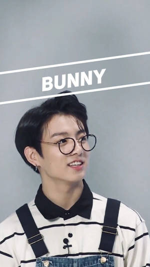戴眼鏡和工裝褲的年輕男子微笑，上方有 'BUNNY' 文字。 — 蘿拉兔 壁紙