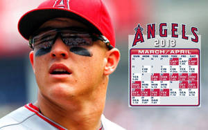 戴太陽眼鏡和球隊帽的棒球選手，附有比賽日程日曆。 — Mike Trout 壁紙