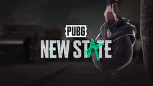在黑暗的城市環境中，手拿著帶有PUBG New State標誌的沾血頭盔。 — 電玩遊戲 GIF 壁紙