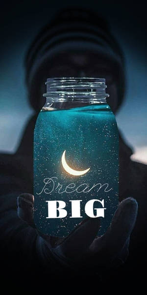 手拿著罐子，內有月亮和「Dream BIG」文字，背景深色 — 激勵 壁紙