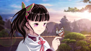 戴著蝴蝶髮夾的動漫女孩，在日落花園中輕輕地捧著一隻蝴蝶。 — 鬼滅之刃 壁紙