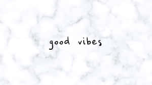 白色大理石背景上的 good vibes 文字 — 美學大理石 壁紙