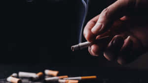 手持香菸，煙霧裊裊升起 — 抽菸 壁紙