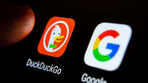 手指即將點擊手機螢幕上Google旁邊的DuckDuckGo應用程式圖示。 — Off white 標誌 壁紙