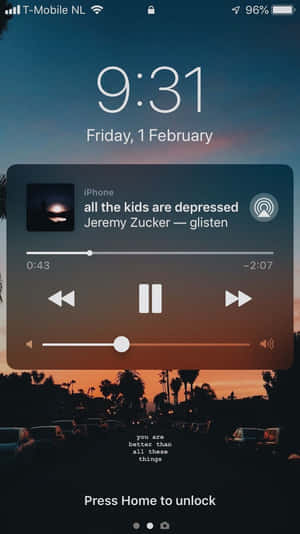 手機鎖定畫面，有日落棕櫚樹和顯示Jeremy Zucker歌曲的音樂播放器 — 寒冷 壁紙