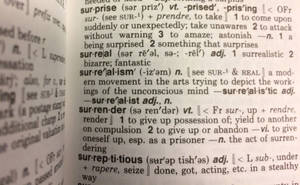 字典頁面特寫，包含 surprise、surrealism 和 surrender 的定義。 — 字典 壁紙