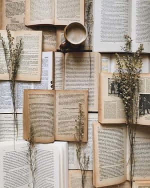 復古書籍配以乾燥草本植物和放大鏡供閱讀。 — 4:5 壁紙