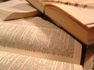 一堆打開的復古書籍，書頁泛黃，黑色書脊。 — 字典 壁紙