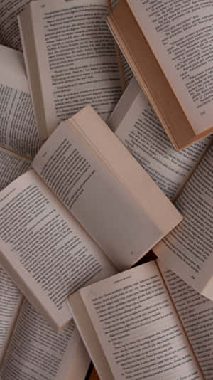 打開的書本，文字頁面散落在柔軟的表面上。 — 看書 GIF 壁紙