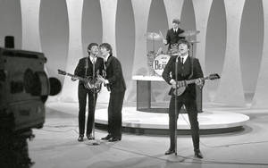 披頭四在1960年代電視錄影廠舞台上現場表演。 — 披頭四 壁紙
