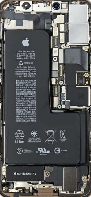 拆解智慧型手機顯示電池和內部組件 — iPhone 13 Mini 壁紙