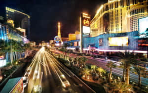 夜晚的拉斯維加斯大道，燈火輝煌，車流不息。 — 拉斯維加斯之夜 壁紙