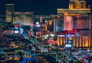 拉斯維加斯大道充滿活力的夜景，酒店燈火輝煌，街道繁忙。 — 拉斯維加斯之夜 壁紙