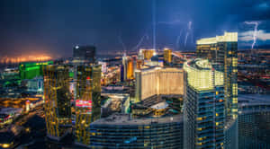夜晚的拉斯維加斯天際線，閃電照亮城市燈光。 — iMac 壁紙