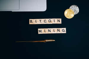 用木塊拼出的 bitcoin mining，旁邊有硬幣和筆記型電腦，在深色桌上。 — MacBook Air 13 壁紙