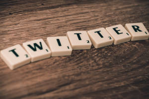 木桌上拼出 twitter 的 Scrabble 字母牌 — 推特 壁紙
