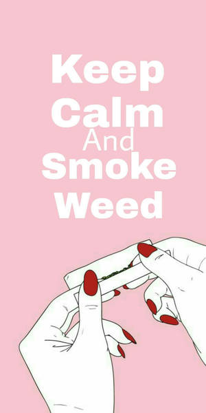 紅色指甲的手在粉紅色背景上捲大麻煙，文字 Keep Calm And Smoke Weed — 可愛平板 壁紙