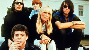 The Rolling Stones 樂團成員以1970年代風格在戶外擺姿勢。 — 紅色天鵝絨 壁紙