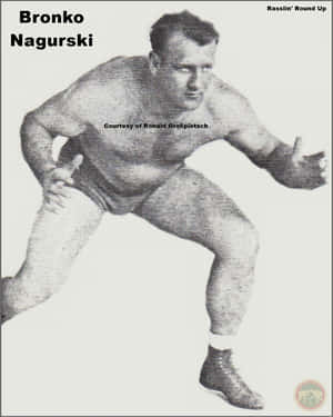 摔角手 Bronko Nagurski 戰鬥姿勢的黑白復古照片。 — 妖狐藏馬 壁紙