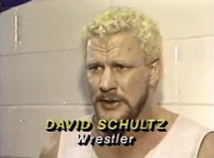 摔角手 David Schultz 在訪問中身穿白色背心。 — 摔角 壁紙