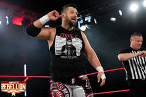摔角手 Eddie Edwards 在 Impact Rebellion 活動期間與裁判在擂台上。 — 摔角 壁紙