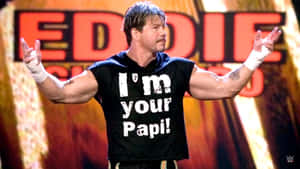 摔角手 Eddie Guerrero 穿著黑色 'I'm your Papi!' 襯衫在舞台上。 — 運動 壁紙