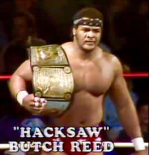 摔角手 Hacksaw Butch Reed 在擂台上舉著一條金色冠軍腰帶。 — 運動 壁紙