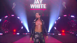 摔角手 Jay White 穿著皮夾克和圖案褲子走在燈光閃爍的舞台上。 — 運動 壁紙