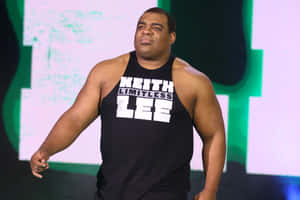 摔角手 Keith Lee 身穿黑色背心在舞台上表演。 — 摔角 壁紙