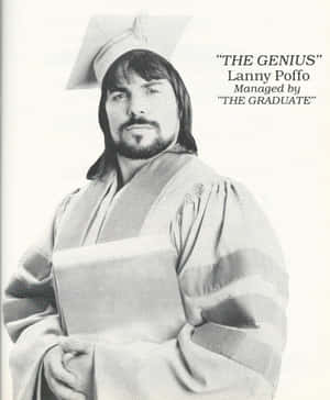 摔角手 Lanny Poffo 身穿畢業服裝，手持帶有文字覆蓋的畢業文憑。 — 運動 壁紙