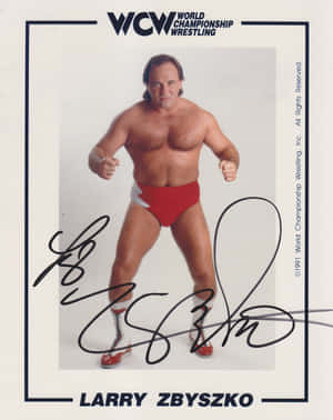 摔角手 Larry Zbyszko 穿著 WCW 摔角服裝的簽名照片。 — 4:5 壁紙