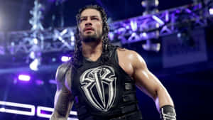 Roman Reigns 在紫色舞台燈光下穿著摔角裝備 — WWE GIF 壁紙