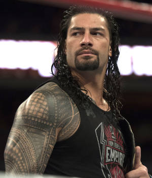 摔角手 Roman Reigns 在擂台上帶有紋身，表情專注。 — Galaxy Z Fold 壁紙