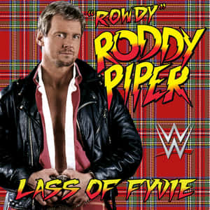 摔角手 Rowdy Roddy Piper 身穿皮夾克，在格紋背景上展示 WWE 標誌。 — 運動 壁紙