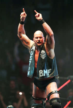 摔角手 Stone Cold Steve Austin 在摔角擂台上慶祝勝利。 — 小米平板 8 Pro 壁紙
