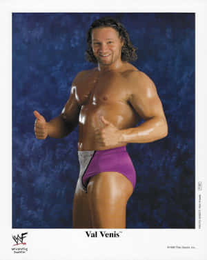 摔角手 Val Venis 穿著紫色短褲，在藍色背景前豎起雙拇指。 — 4:5 壁紙