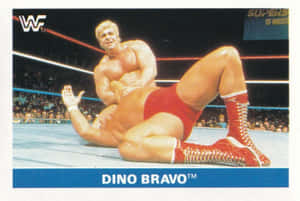 WWE摔角手Dino Bravo在擂台上壓制對手，觀眾歡呼。 — 復古 壁紙