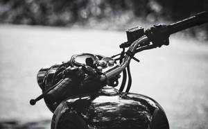 摩托車把手和油箱的黑白特寫。 — 巴布風機車 壁紙