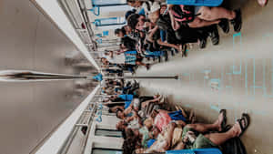 過度擁擠的地鐵列車，人們在尖峰時間坐臥在地板上。 — 地鐵 壁紙